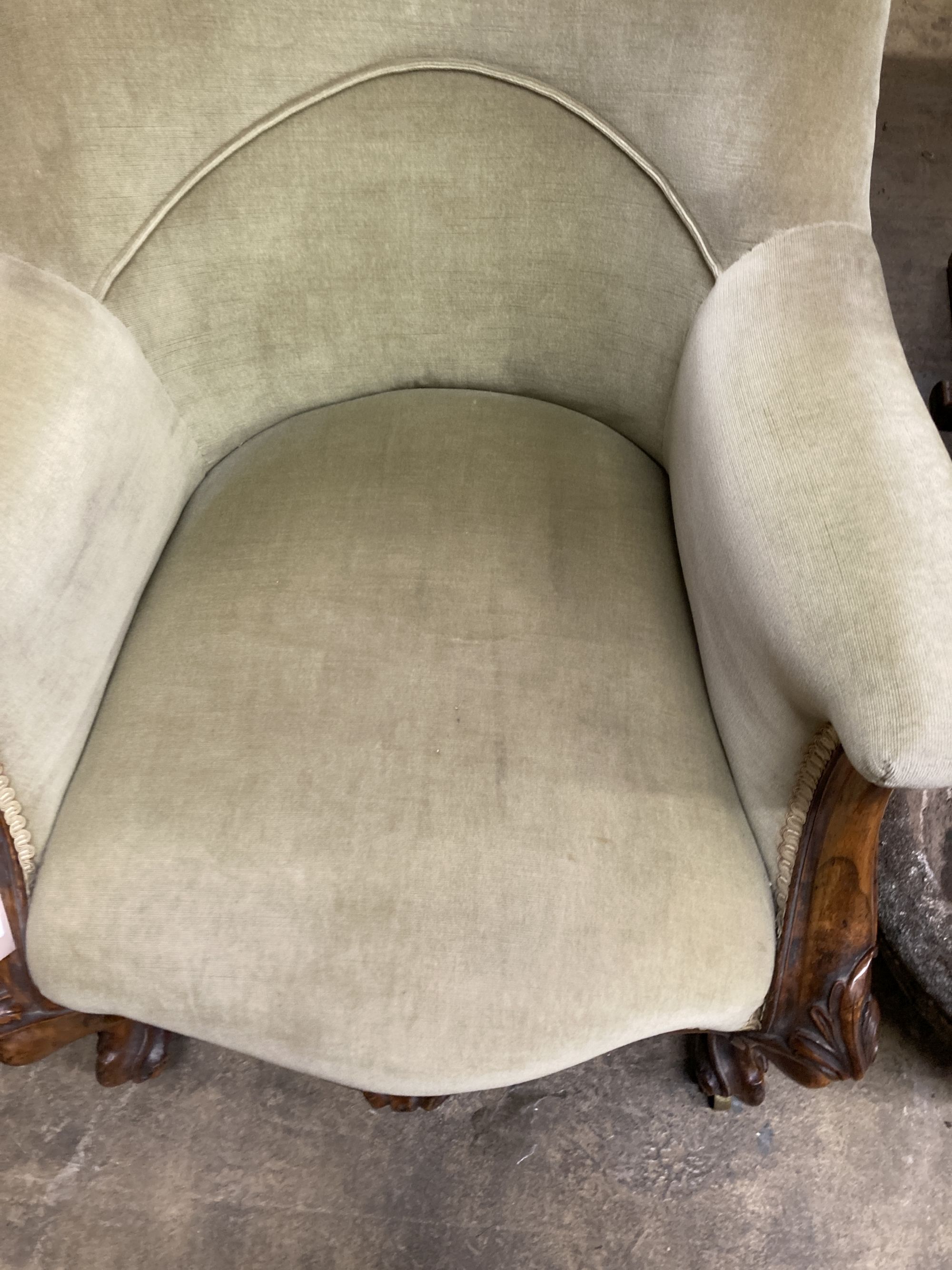 A Victorian walnut spoon back armchair, width 66cm, depth 84cm, height 84cm